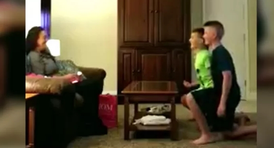 Stiefkinder überreichen der Freundin ihres Vaters ein Geschenk und gehen dann vor ihr auf ein Knie nieder (+ VIDEO)